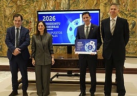 El consejero de Hacienda, Noël d'Anjou, ha entregado este jueves el proyecto presupuestario en el Parlamento vasco.