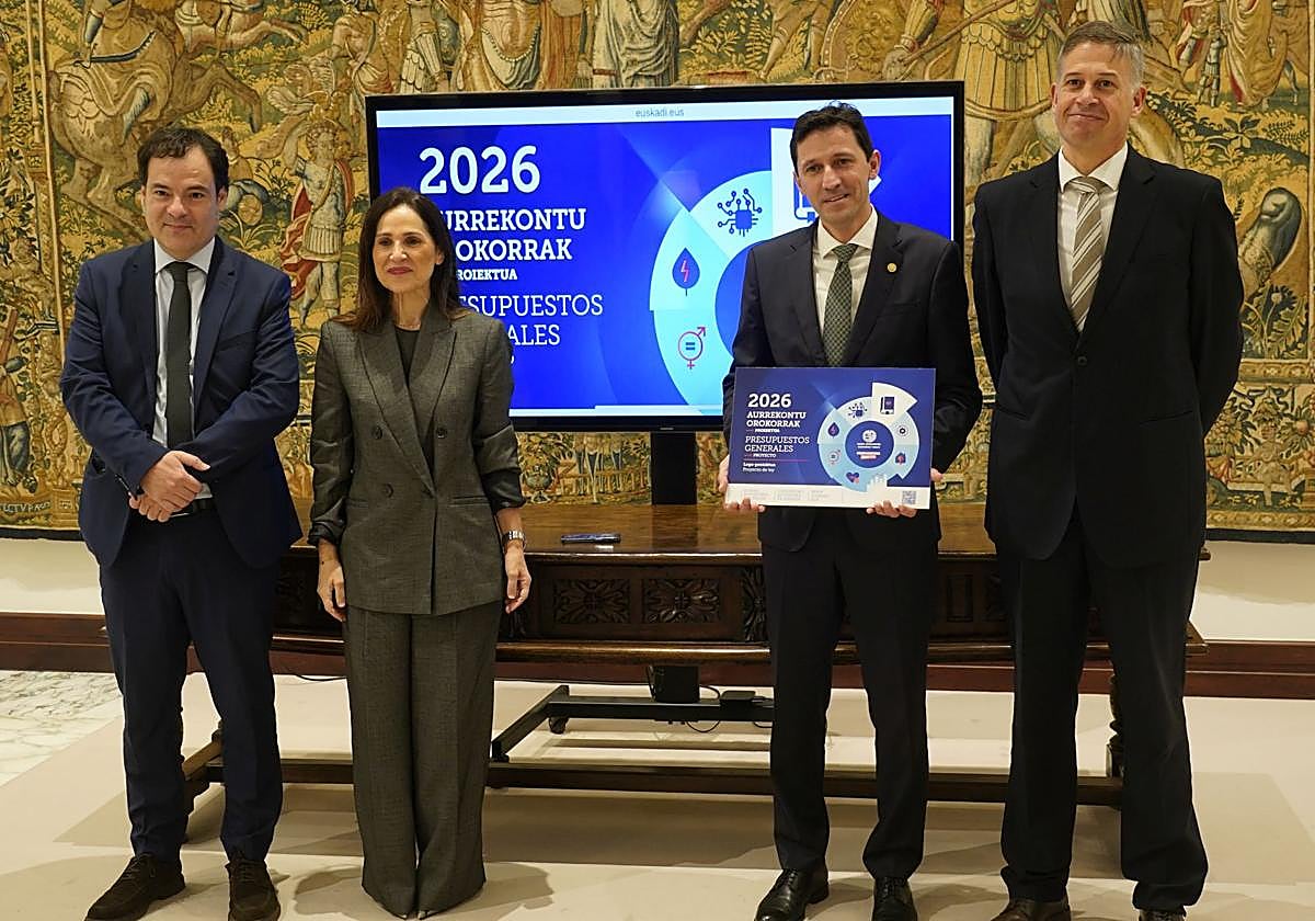 El consejero de Hacienda, Noël d'Anjou, ha entregado este jueves el proyecto presupuestario en el Parlamento vasco.