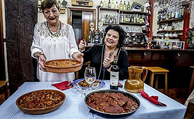Fotografía de archivo de María José Fernández y su hija Izaskun Allende.