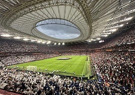 Jon Uriarte y Jon Berastegi en la asamblea general.