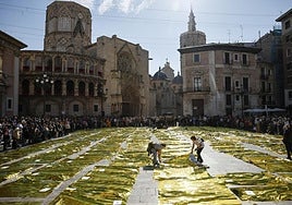 Doscientas veintinueve mantas térmicas han tapizado este miércoles el suelo de la zona central de la Plaza de la Virgen de València, en recuerdo de las 229 víctimas mortales de la dana.
