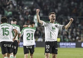 Iñigo Vicente celebra un gol del Racing.