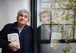 Bernardo Atxaga, con su novela 'Enarak', en el museo de Bellas Artes.