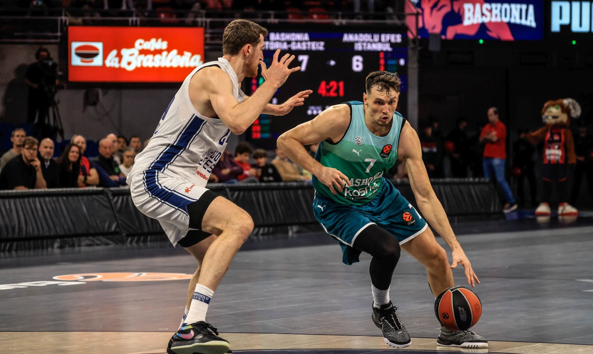 Kurucs trata de superar a un rival.