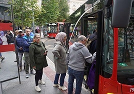 Varios usuarios esperan un autobus de Bilbobus.