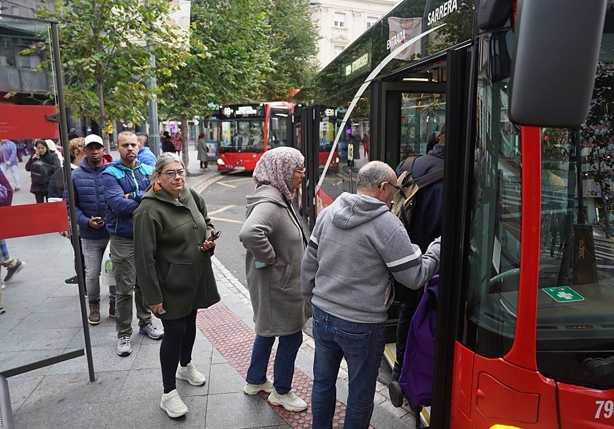 Varios usuarios esperan un autobus de Bilbobus.