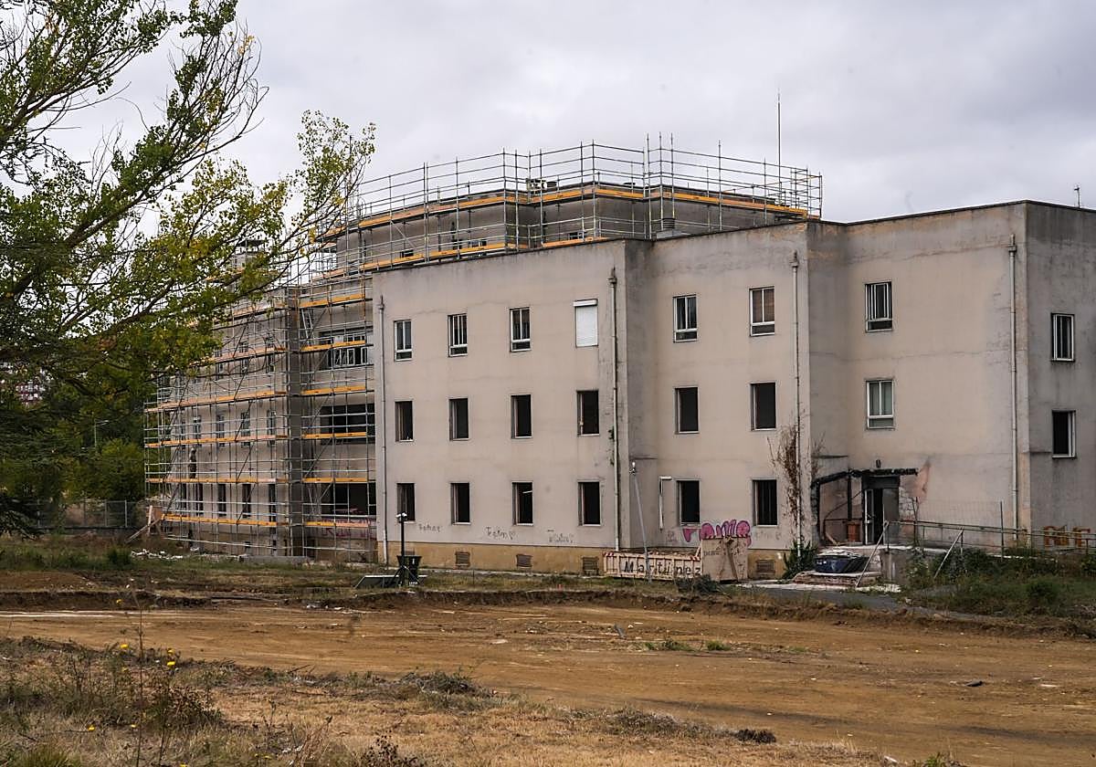 Continúan las obras para construir un centro de refugiados de la antigua clínica Arana de Vitoria.