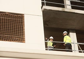 Unai Irastorza, dirigiendo las obras de una promoció que Construcciones Sukia levanta en Derio.