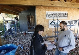 Sergio Prieto y David Puerta en la construcción de un chalet que desarrollan en Maruri.