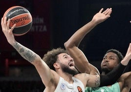 Diakite salta para taponar a Cordinier.