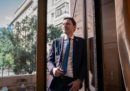 Noël d'Anjou en uno de los balcones de la sala del consejo de la Bolsa de Bilbao antes de la entrevista.