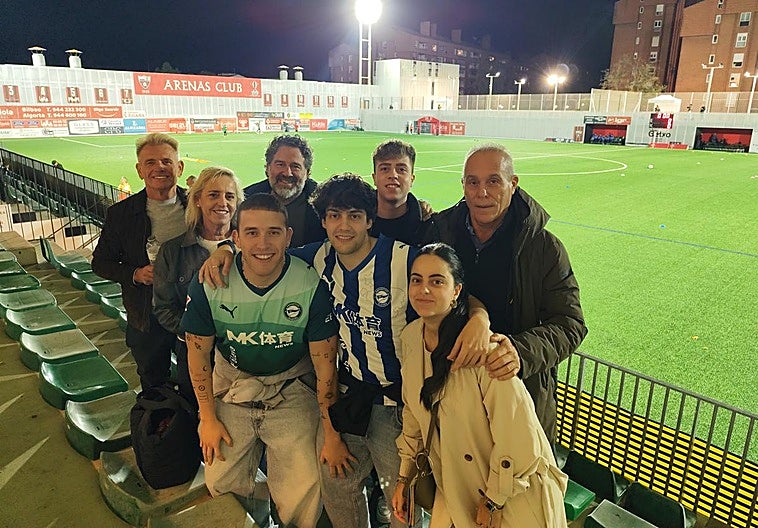 La familia de Carlos Ballestero viajó desde Oviedo hasta Getxo para vivir su debut.