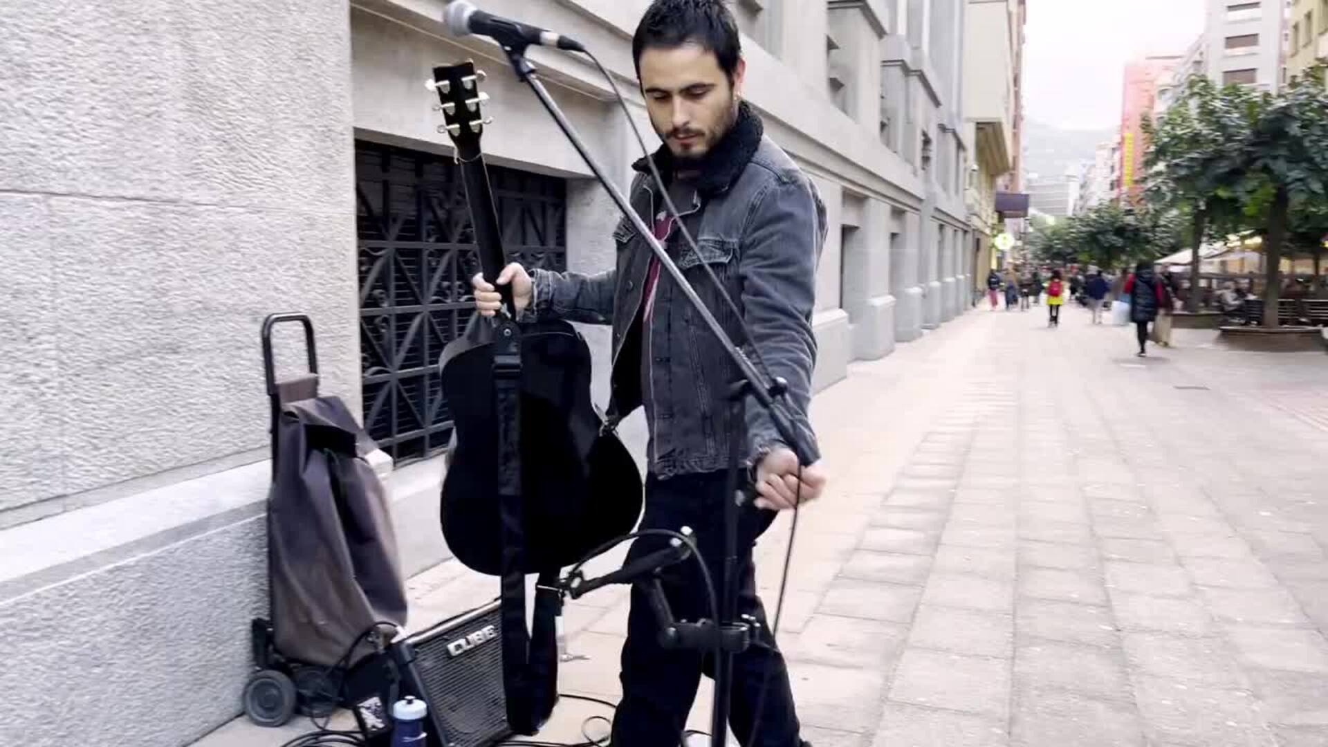Leo, el argentino que toca en las calles de Bilbao y sorprende con sus actuaciones en euskera