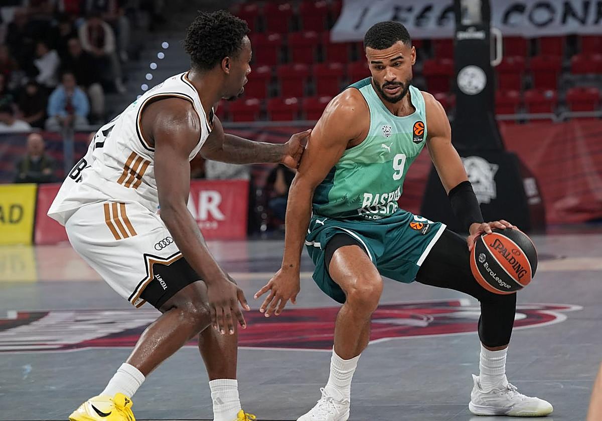 Cabarrot bota el balón ante McKinley Wright en el partido del martes contra el Dubái en el Buesa Arena.