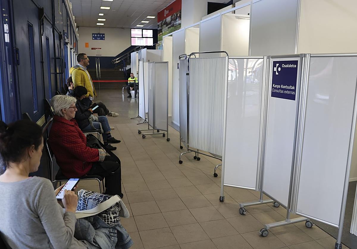 Varias personas esperan a ser vacunadas en La Casilla