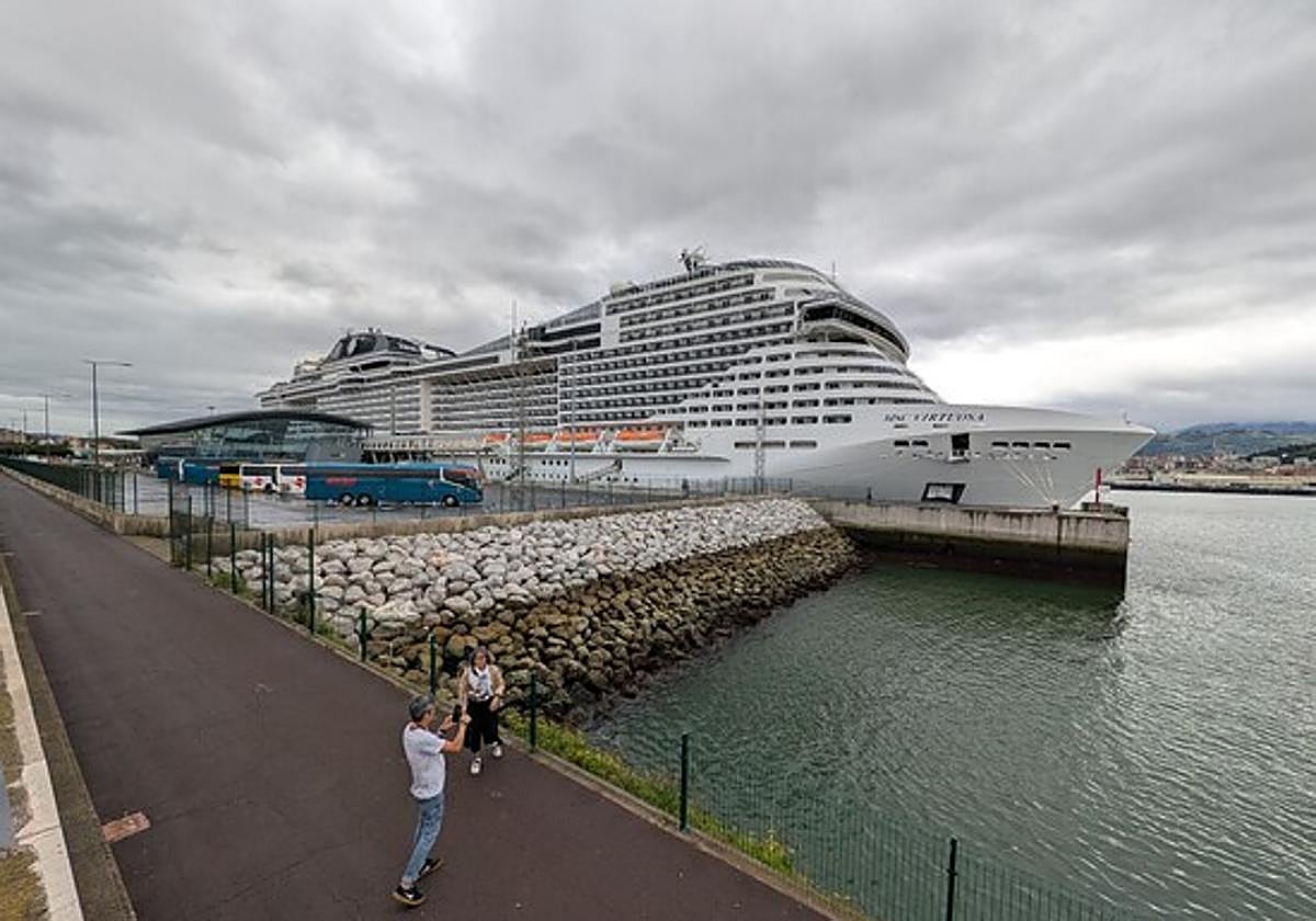 Crucero en el muelle de cruceros de Getxo.