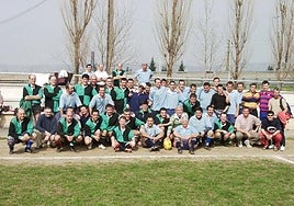 Cando, en el medio de la imagen con una gorra blanca, junto al resto de sus amigos.
