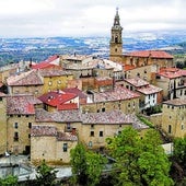 Torres de protección, viviendas encajadas en la muralla y estrechas calles empedradas dan forma a Labraza.