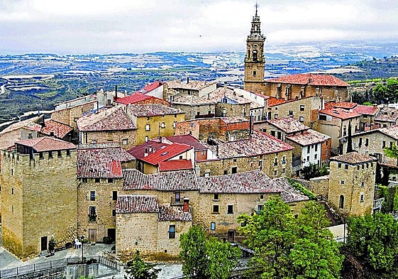 Torres de protección, viviendas encajadas en la muralla y estrechas calles empedradas dan forma a Labraza.
