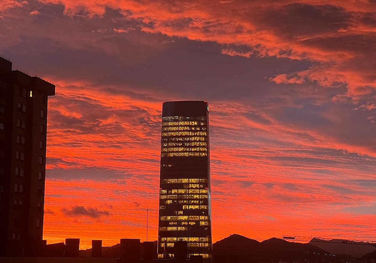 ¿Por qué se ha teñido el cielo de fucsia en Bizkaia?