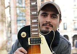 Leo Cabrera toca en las calles de Bilbao.