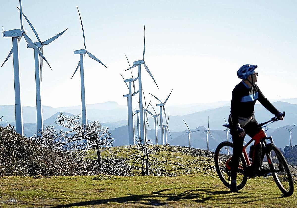 Un ciclista junto a los molinos del monte Oiz, similar al parque que se quería construir en Barakaldo y Trapagaran