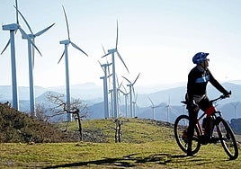 Un ciclista junto a los molinos del monte Oiz, similar al parque que se quería construir en Barakaldo y Trapagaran