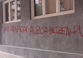 Pintadas contra unos apartamentos turísticos en Santutxu