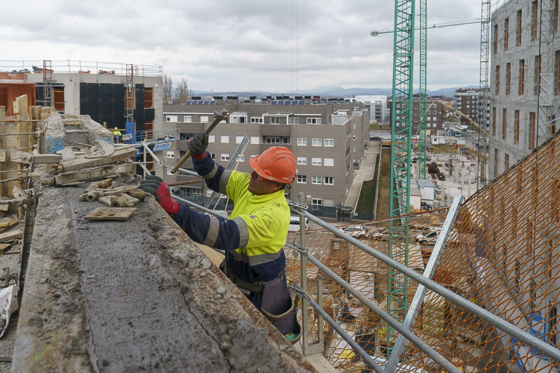La falta de mano de obra y la «excesiva burocracia» atascan la construcción en Vitoria