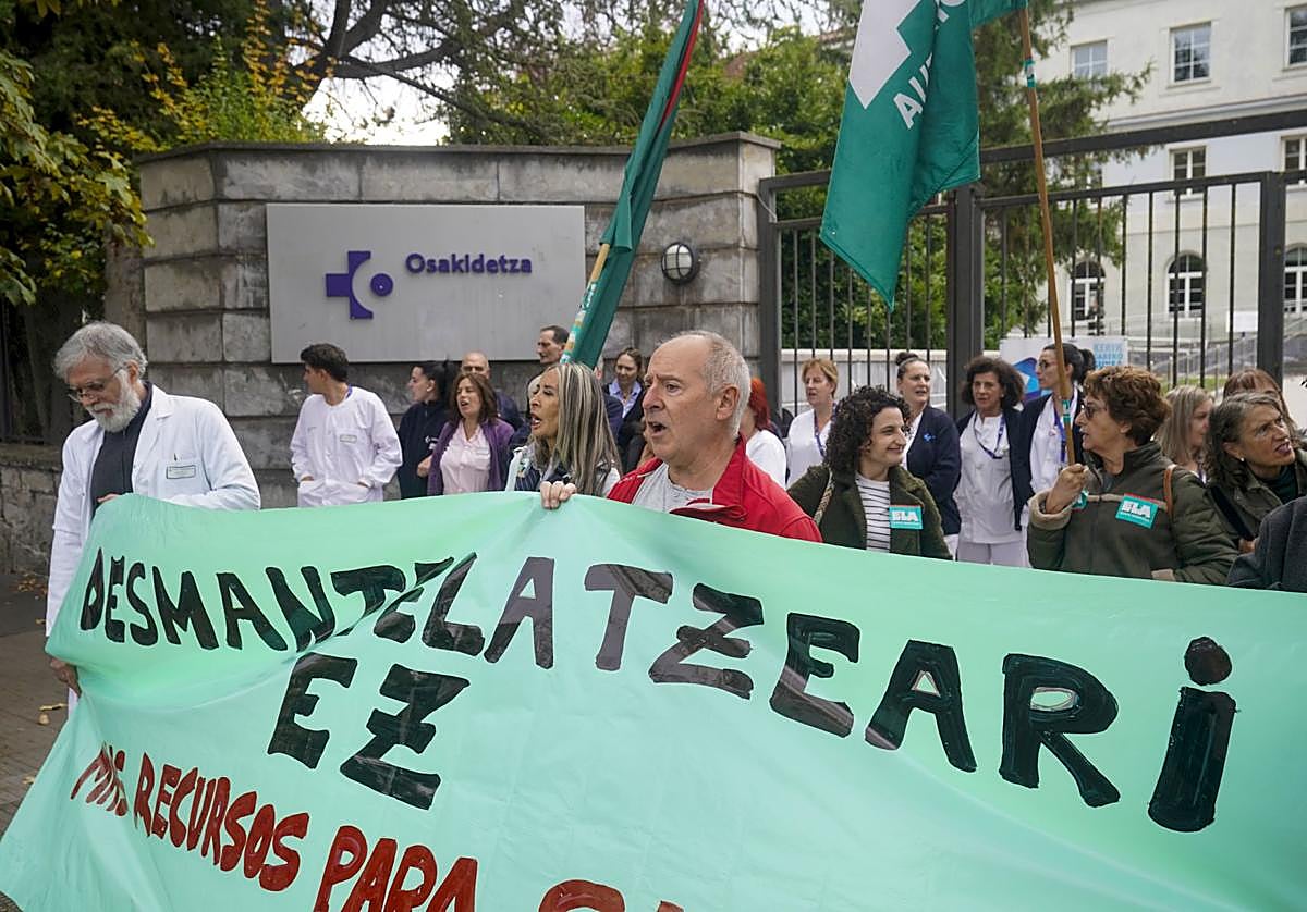 Trabajadores de la red de salud mental de Álava en la concentración de esta mañana.