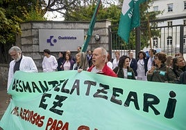 Trabajadores de la red de salud mental de Álava en la concentración de esta mañana.