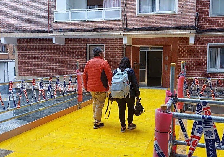 Los afectados por el derrumbe de un edificio en Santurtzi: «Estamos aliviados de poder volver a casa aunque la preocupación persiste»