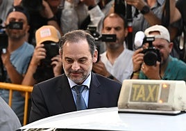 - El exministro de Transportes, José Lui Ábalos, a su llegada al Tribunal Supremo en Madrid.