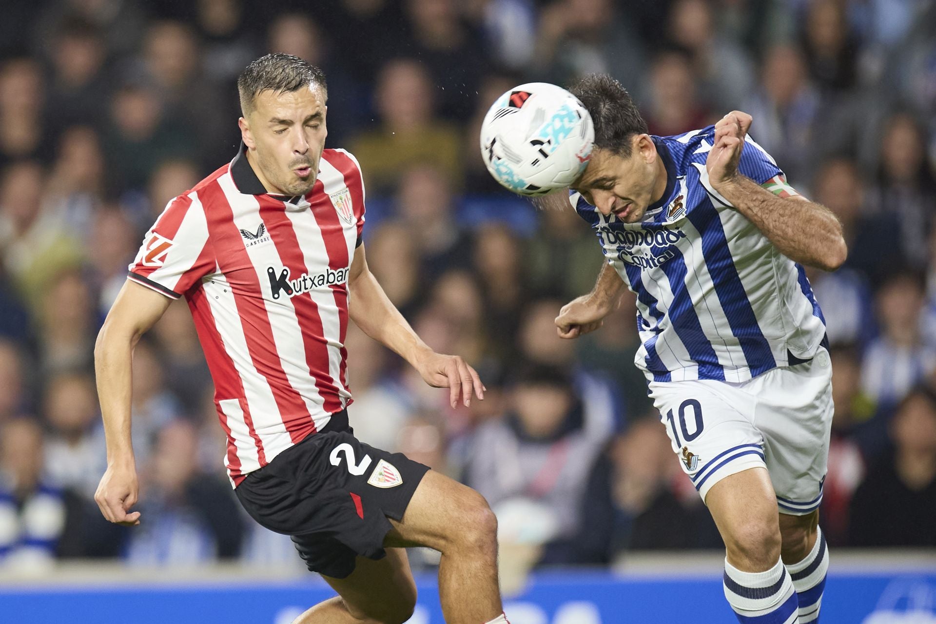 Gorosabel pelea un balón con Oyarzabal.
