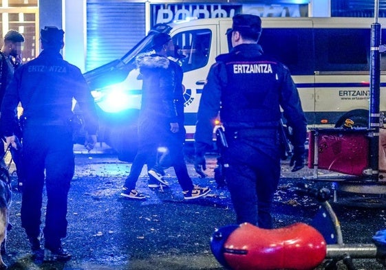 Actuación nocturna de la Ertzaintza en una calle de Vitoria.