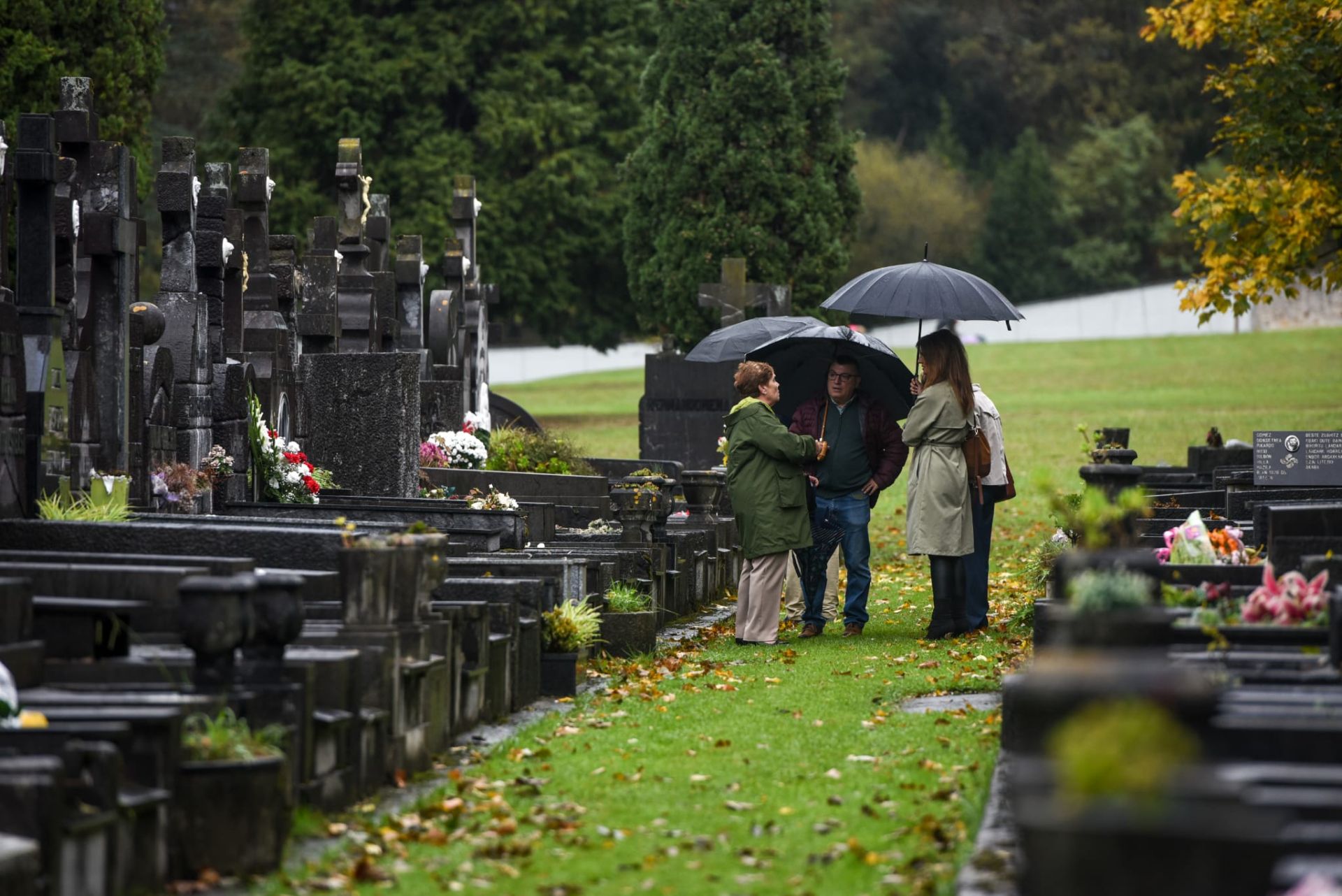 La visita al cementerio de Bilbao por el Día de Todos los Santos, en imágenes