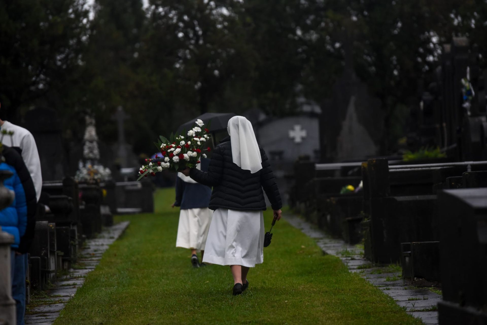 La visita al cementerio de Bilbao por el Día de Todos los Santos, en imágenes