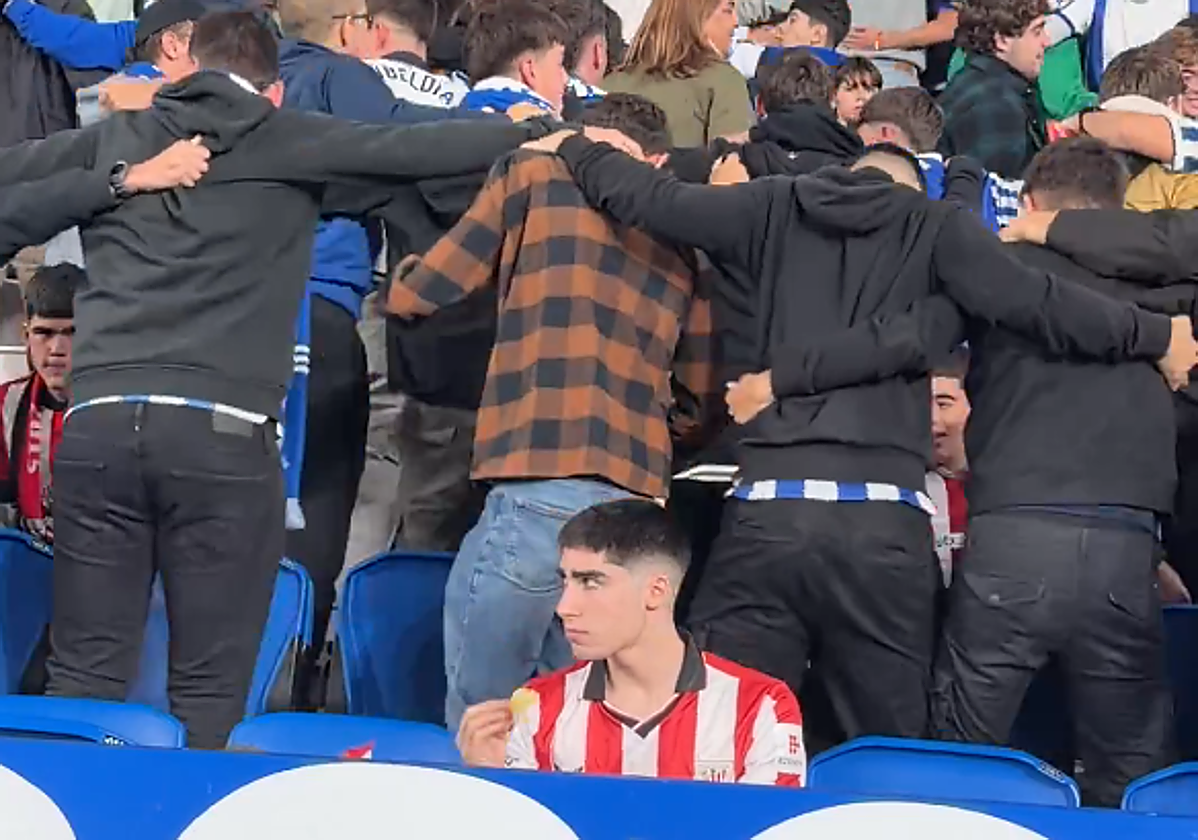 Se repite la famosa imagen de aficionados del Athletic 'aguantando' la fiesta de Anoeta
