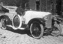 Un automóvil en los años 20 del siglo pasado.