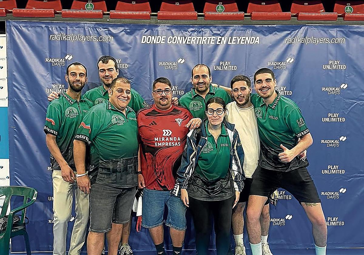 Los integrantes de Deóbriga Darts en el torneo de Benidorm.