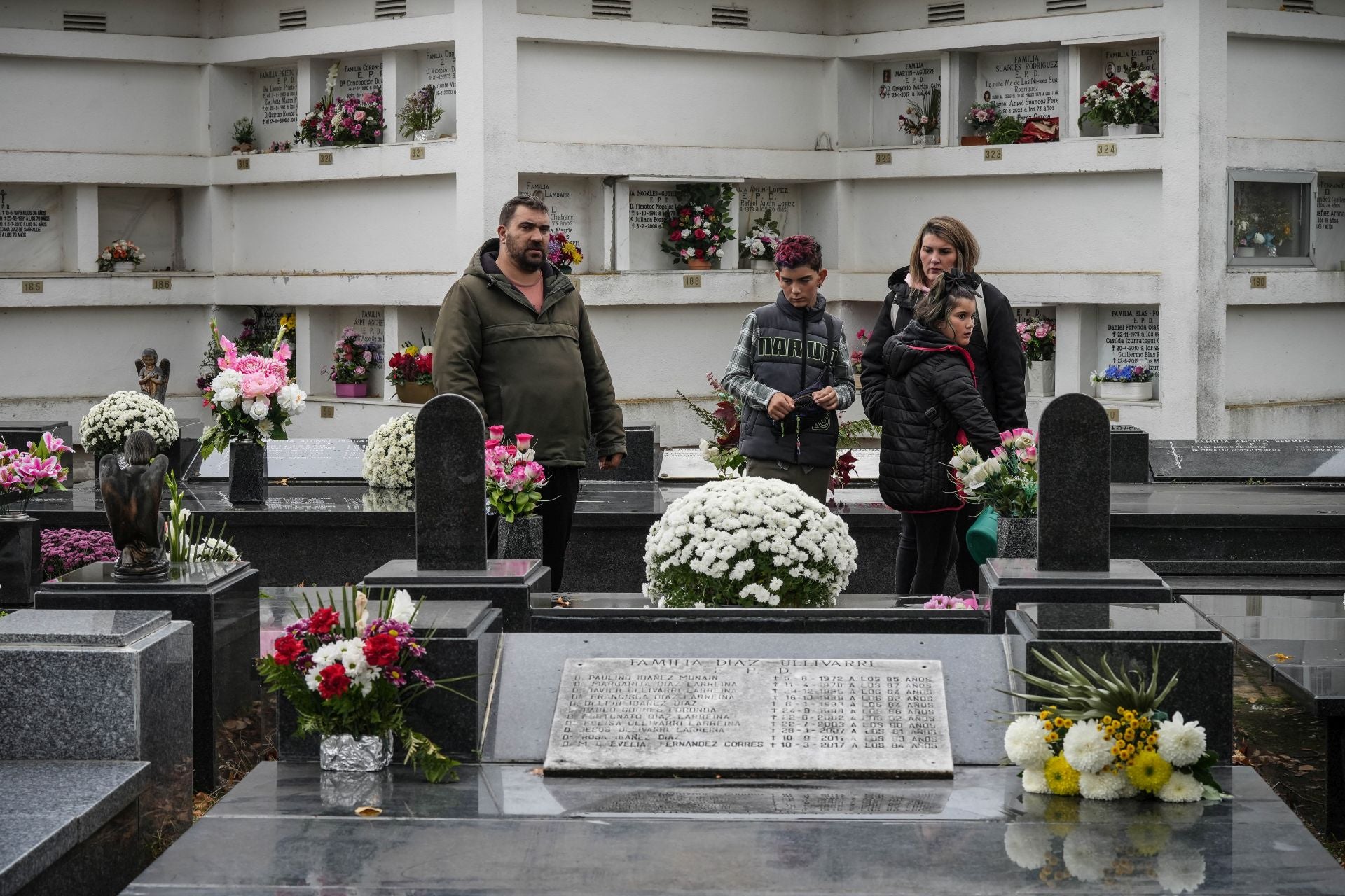 Los vitorianos recuerdan a sus seres queridos en el día de Todos los Santos