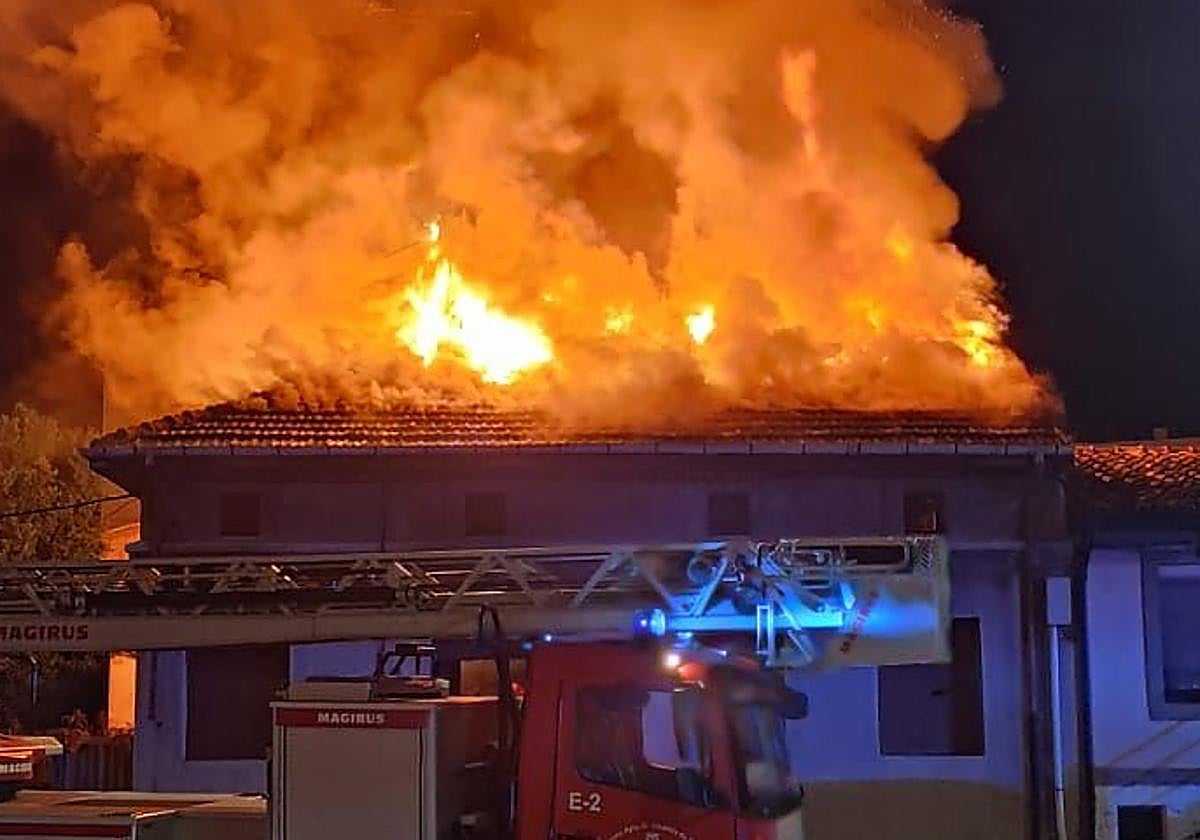 El fuego arrasó el interior de la casa.
