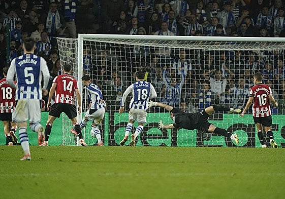El Athletic recibe el 'gol del cojo': Barrenetxea, lesionado, fabrica un tanto