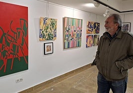 Igartua posa frente a sus obras más recientes en una exposición con una gran variedad de estilos.