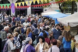 Cientos de personas disfrutan de la feria medieval de la localidad costera.
