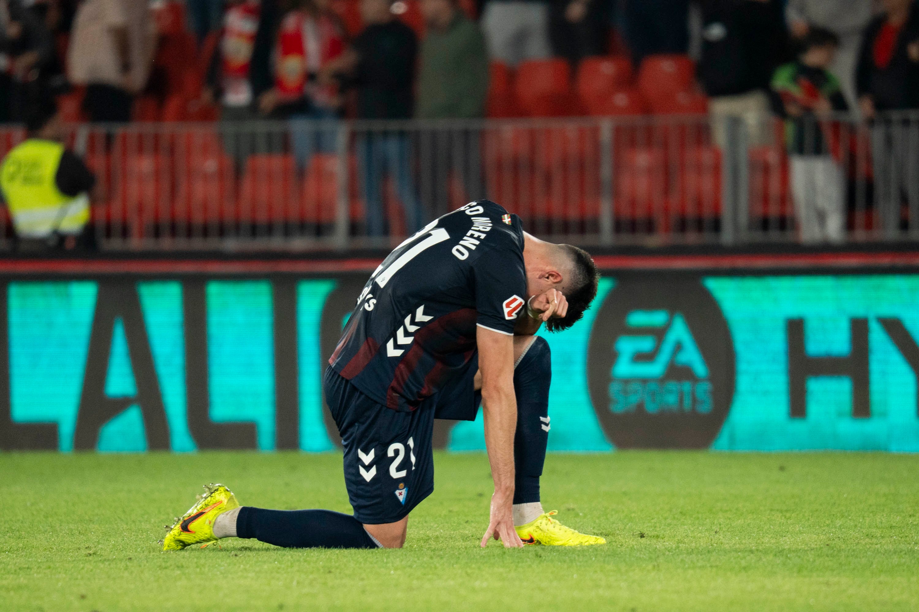 Marco Moreno refleja la desolación del Eibar tras enlazar su quinta derrota consecutiva fuera de casa