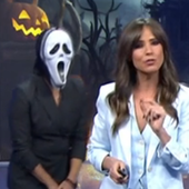 María Casado se pone una careta de 'Scream' y da un susto en pleno directo