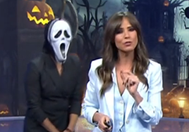 María Casado se pone una careta de 'Scream' y da un susto en pleno directo