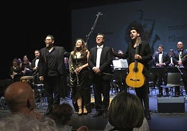 Saludos finales de su hermano El Aspirino, Ostalinda, el director García Espina, y Juan Manuel Moreno.