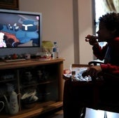 La edad a la que los niños pueden empezar a ver la tele según el pediatra Carlos González